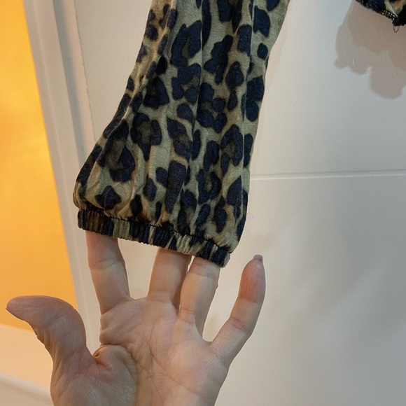 Size M With elastic in the bottom long sleeve - Picture 6 of 6